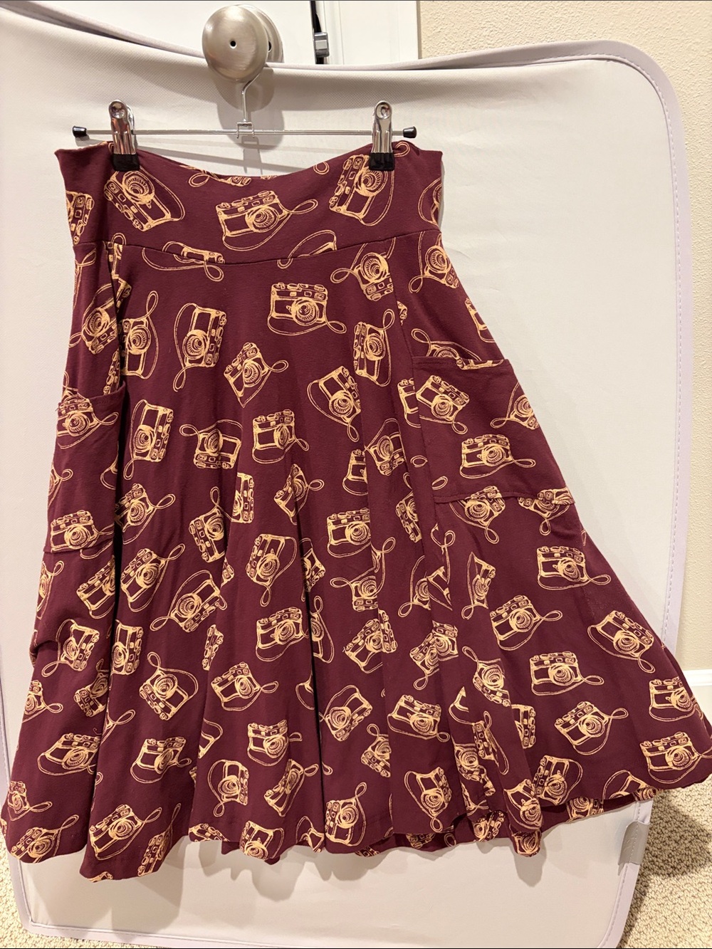 Effie’s Heart full Skirt Women’s Large burgundy w/ cameras stretchy pull on EUC